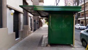 El puesto de diarios recién pintado. En la foto principal, el entrevistado posa junto a él.